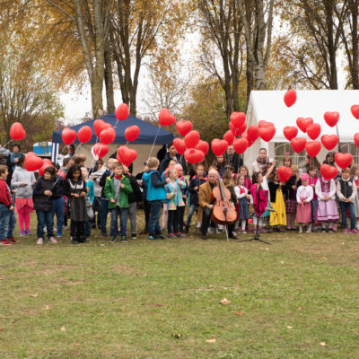 Einweihungsfeier Gedenkstätte - kinder mit Luftballons