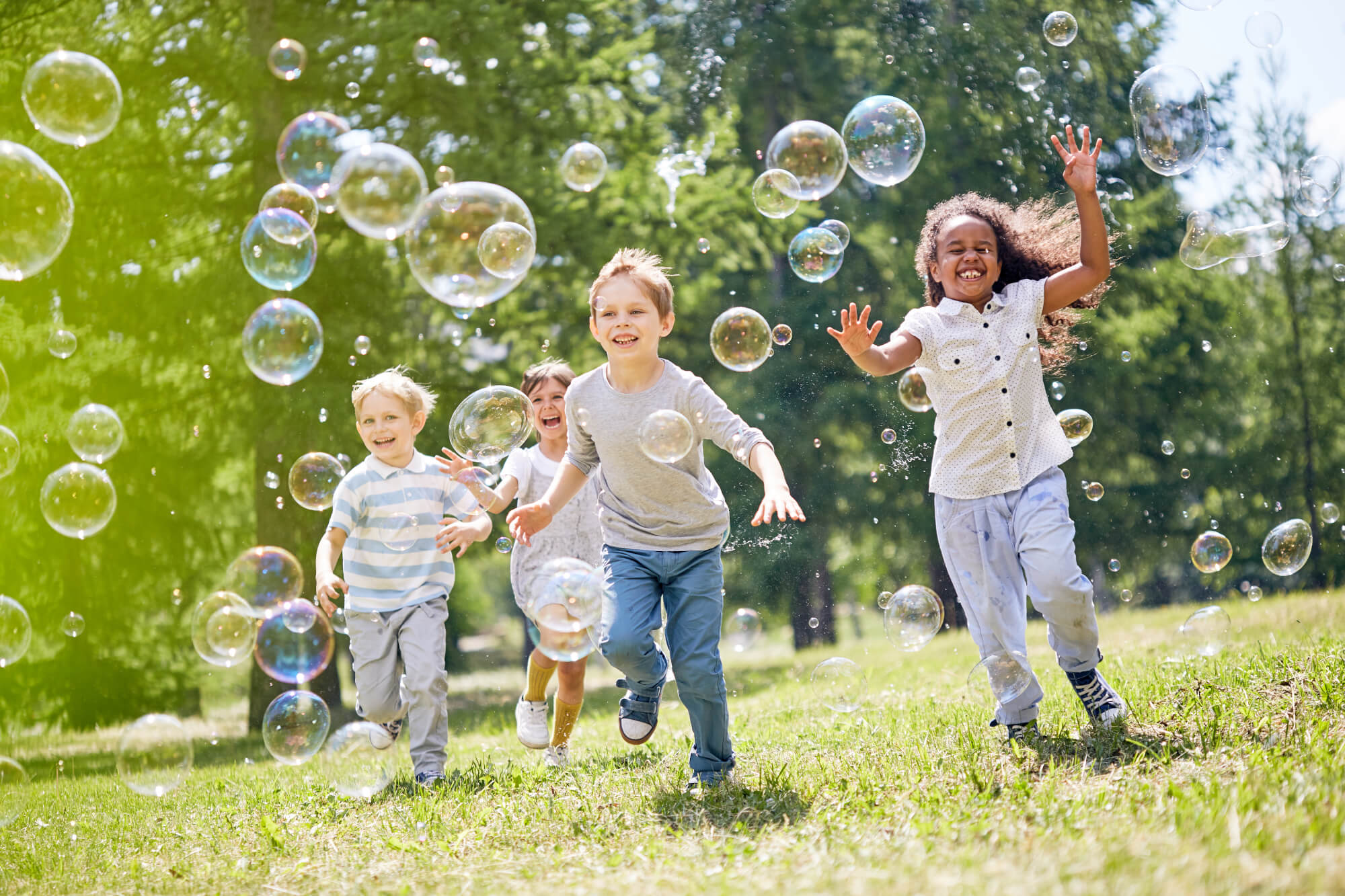 Glückliche Kinder mit Seifenblasen